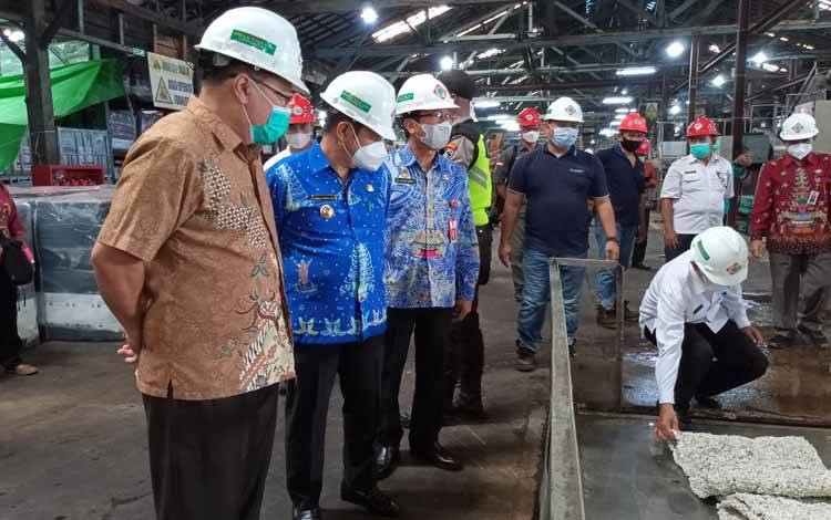 Bupati Barito Timur dan Tim Ekonomi Kerakyatan Berkunjung ke Pabrik Karet