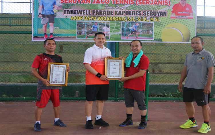 Bupati dan Kapolres Seruyan Tenis Lapangan Bersama