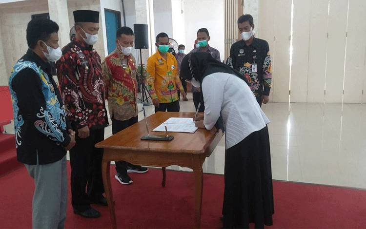 259 Guru Kontrak Guru Honor di Sukamara Tandatangani Perjanjian Kerja