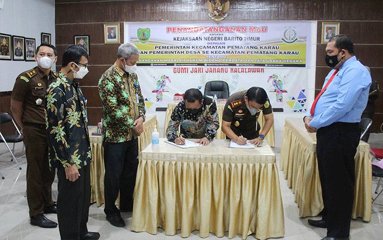 Camat dan Kades Se-Kecamatan Pematang Karau Teken MoU dengan Kejaksaan
