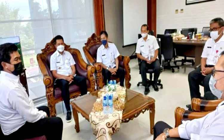 Bupati Nadalsyah didampingi Sekda, Drs Muhlis, Kepala Dinas PUPR, M Iman Topik, dan Kepala Dinas Kesehatan, H Siswandoyo bersilaturahmi dengan Kepala BPK RI Perwakilan Kalteng, Agus Priyono, Rabu 9 Fenruari 2022