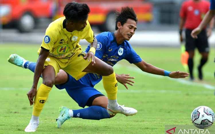 Pesepak bola Barito Putera Buyung Ismu Lessy (kiri) berebut bola dengan pesepak bola PSIS Semarang Hari Nur Yulianto (kanan) saat pertandingan Liga 1 di Stadion Kapten I Wayan Dipta, Gianyar, Bali, Kamis (10/2/2022). Barito Putera berhasil mengalahkan PSIS Semarang dengan skor 2-1