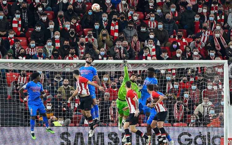 Penjaga gawang Valencia Giorgi Mamardashvili menghalau bola dalam semifinal leg pertama Copa del Rey melawan Athletic Club Bilbao di Stadion San Mames di Bilbao pada 10 Februari 2022
