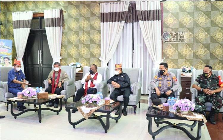 Wamen LHK dan PUPR Dianugerahi Gelar Adat Dayak