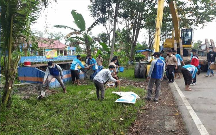 Lurah Selat Utara Imbau Prokes Cegah Covid-19 di Sela Gotong Royong Bersama Warga