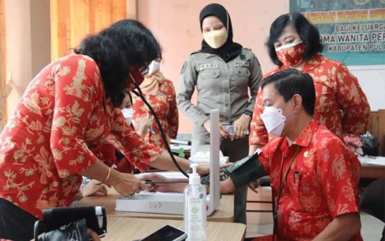 DWP Pulang Pisau saat menggelar vaksinasi covid-19 dosis 3 atau booster di Gedung Pembinaan Kesejahteraan Keluarga (PKK) daerah setempat, Kamis, 10 Januari 2022.