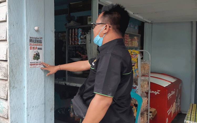 Polres Gunung Mas dan PWI Pasang Stiker Bahaya Napza