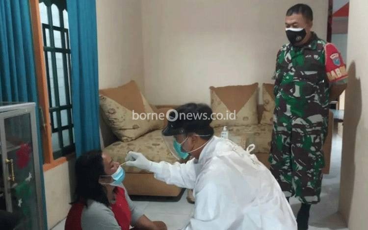 Babinsa Karang Anyar saat dampingi nakes melakukan tracing kepada warga.