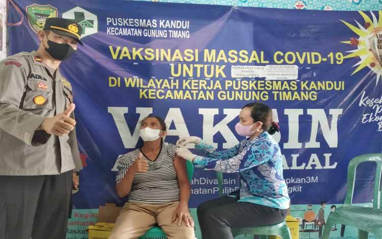 Kapolsek Gunung Timang Tinjau Vaksinasi di UPT Puskesmas Kandui