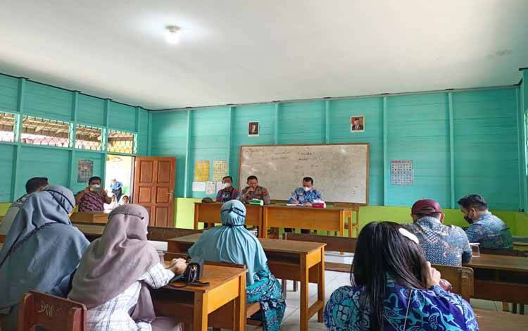 Kapolsek Gunung Timang Berikan Sosialisasi dan Edukasi Terkait Vaksinasi di MI Istiqomah Kandui