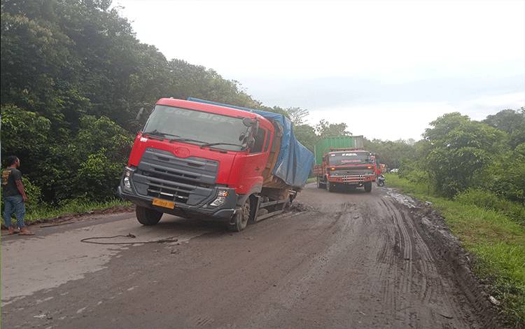 Truk Muatan Semen Ambles di Jalan Berlubang