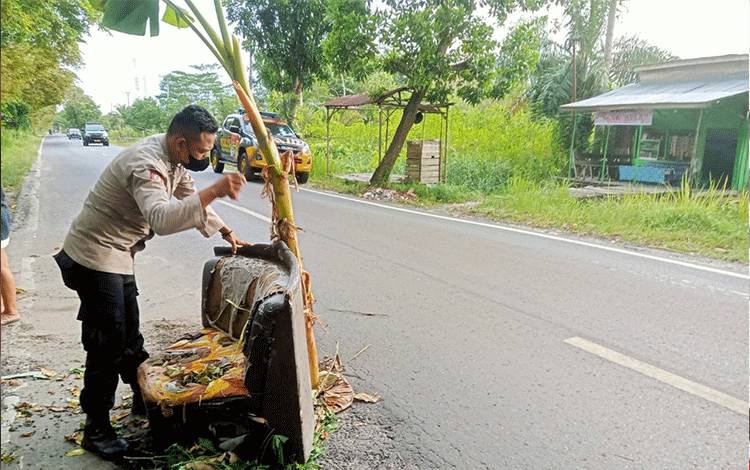 Cegah Kecelakaan, Polisi Bersama Warga Tutupi Jalan Berlubang di Ruas Jalan Mahir Mahar