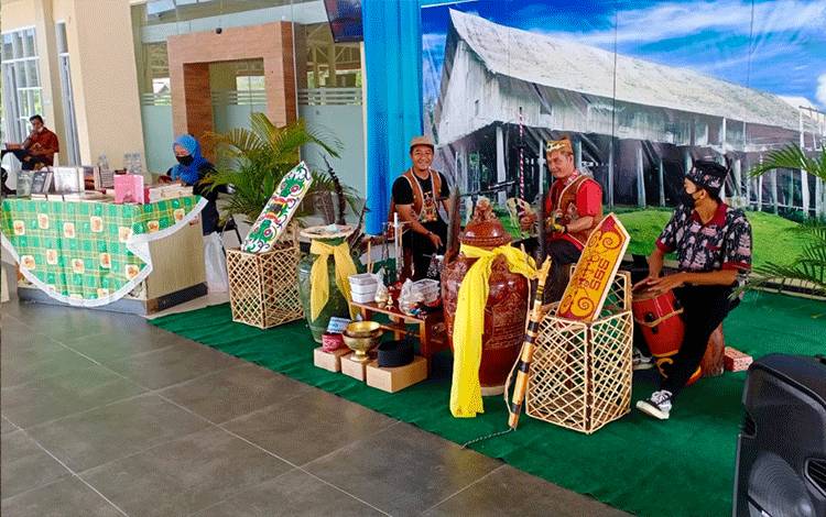 Disbudpar Kotim Tampilkan Kesenian Karungut di Bandara H Asan Sampit