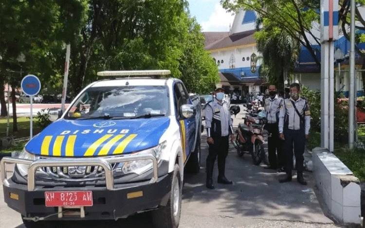 Petugas Dinas Perhubungan Kota Palangka Raya melaksanakan pengaturan lalu lintas