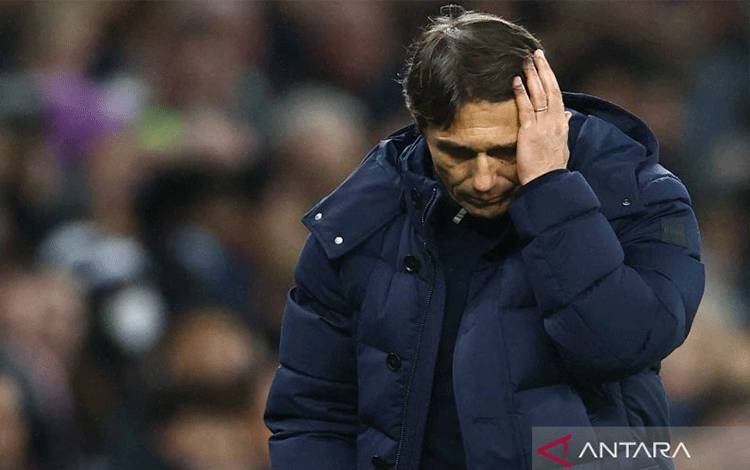 Manajer Tottenham Hotspur Antonio Conte tertunduk usai pertandingan melawan Southampton pada Liga Inggris pekan ke-24 di Stadion Tottenham Hotspur, London, Inggris, Rabu (9/2/2022). Tottenham Hotspur tumbang di kandangnya dengan skor 2-3. ANTARA FOTO/REUTERS/David Klein/wsj.
