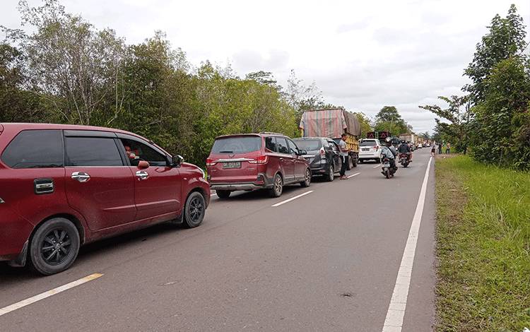 Truk Ambles di Jalan Berlubang, Lalu Lintas Sempat Macet?