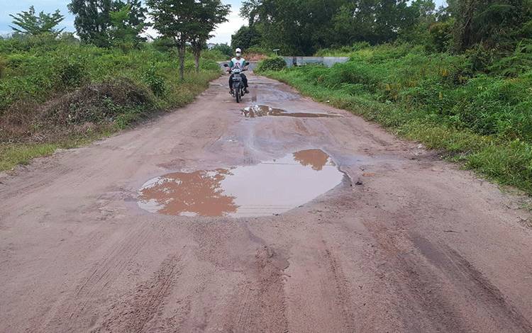 Jalan Rusak Menuju Kolam Pemancingan Datu Mangku Dikeluhkan Warga