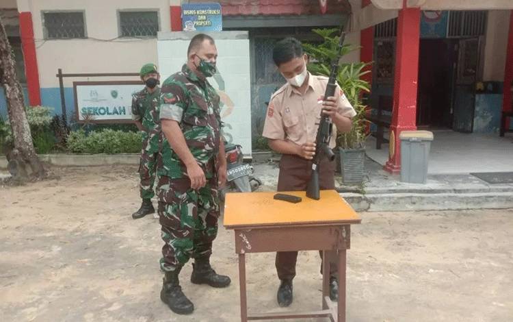 Pramuka Binaan Kodim Pangkalan Bun Terima Latihan Bongkar Pasang Senjata