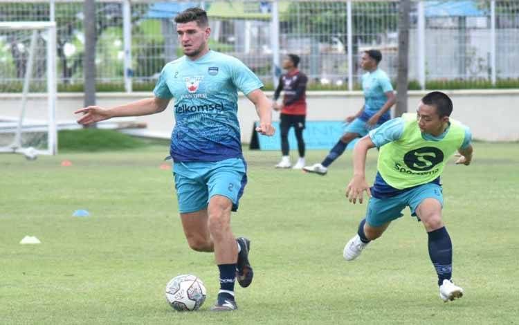 Nick Kuipers menjalani latihan ringan bersama para pemain Persib Bandung lainnya di Lapangan Finns Recreations Club, Sabtu (12/2/2022).
