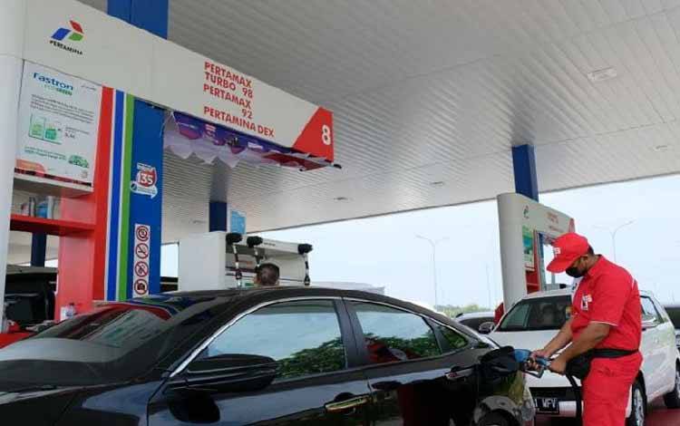 Seorang petugas tengah mengisi BBM di SPBU. Pertamina (Persero) melakukan penyesuaian harga untuk tiga produk bahan bakar khusus (BBK) yang merupakan BBM nonsubsidi, yaitu Pertamax Turbo, Pertamina Dex, dan Dexlite mulai tanggal 12 Februari 2022