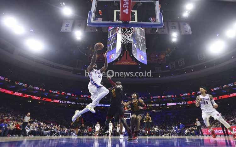 Center Philadelphia 76ers Joel Embiid melompat untuk memasukkan bola melewati guard Cleveland Cavaliers Caris LeVert pada babak kedua di Wells Fargo Center, Philadelphia, AS, Sabu (12/2/2022)