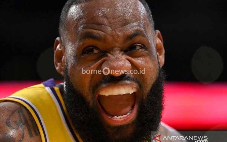Forward Los Angeles Lakers LeBron James (6) tertawa di lapangan selama pertandingan melawan Utah Jazz di Crypto.com Arena, Los Angeles, California, AS, Senin (17/1/2022)
