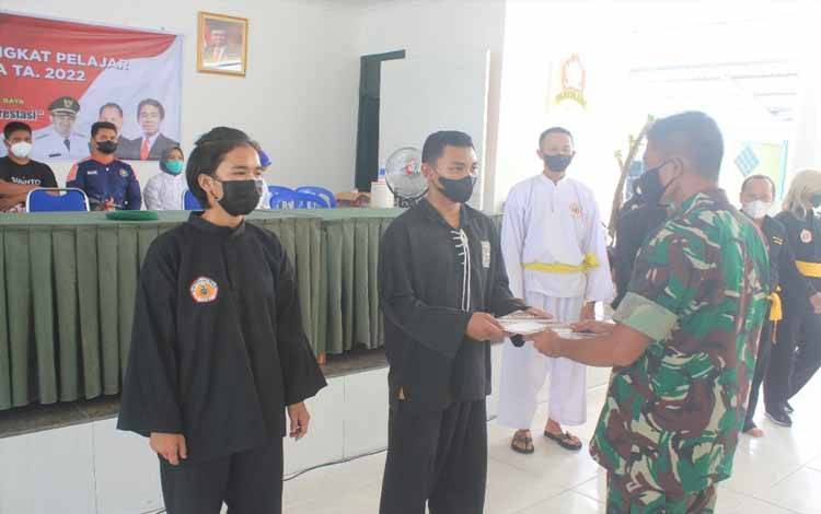 Pasi Teritorial Kodim 1016 Palangka Raya, Mayor Inf M Safi'i menyerahkan piagam penghargaan kepada para pemenang kejuaraan