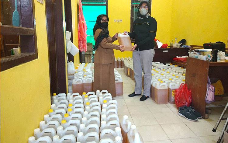 Berkolaborasi dengan Disperindagkop UKM Kobar, PT. CBU Suplai Minyak Goreng Curah ke Pedagang Pasar