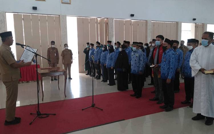31 Kepala Sekolah dan Kepala UPT Puskesmas di Sukamara Dilantik