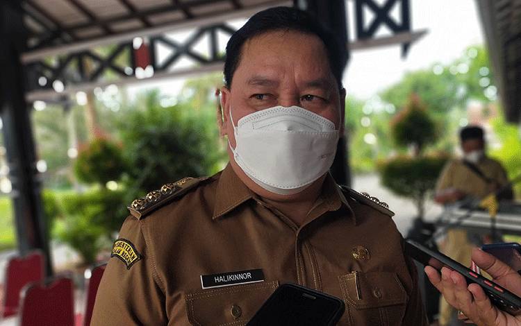 Bupati Kotim Minta Kecamatan dan Perusahaan Tambal Jalan Berlubang