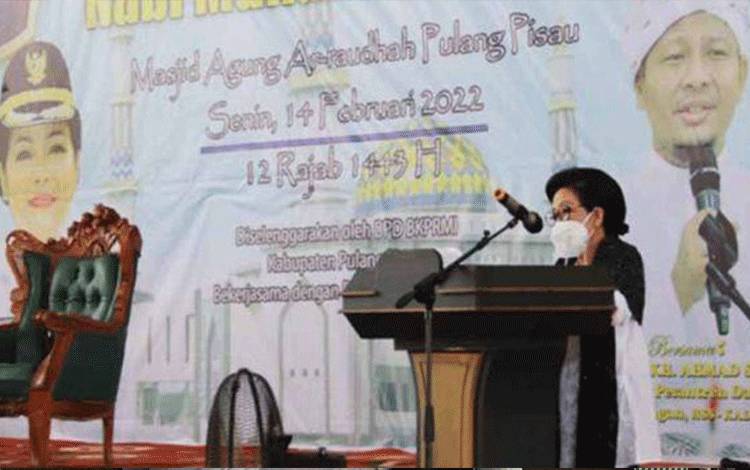 Bupati Pulpis saat menghadiri peringatan isra miraj yang dilaksanakan di Masjid Agung Pulpis.