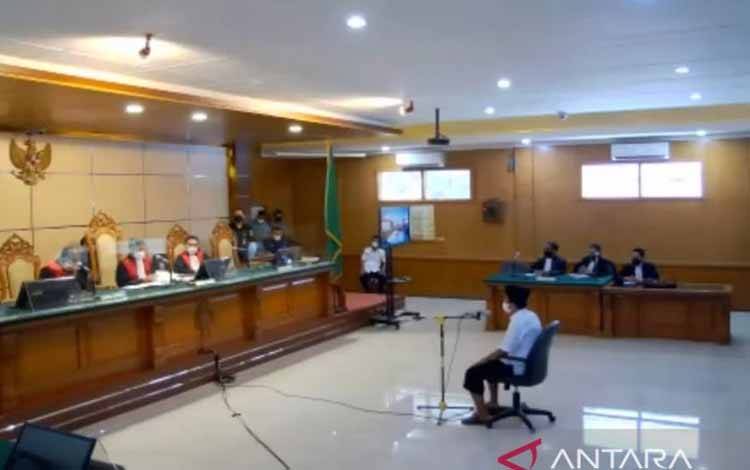 Hakim Tak Beri Hukuman Kebiri bagi Herry Wirawan