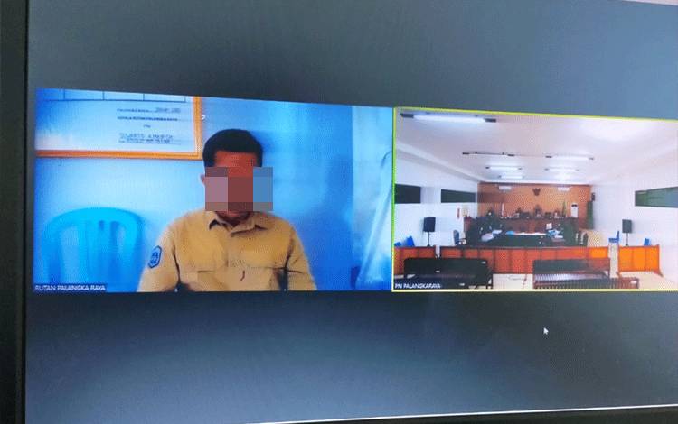 Terdakwa saat menjalani sidang virtual di Pengadilan Tipikor Palangka Raya