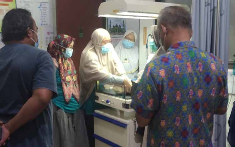 Banyak Masyarakat yang Ingin Jadi Orang Tua Asuh Bayi Dibuang, Namun Belum Ada yang Memenuhi Syarat