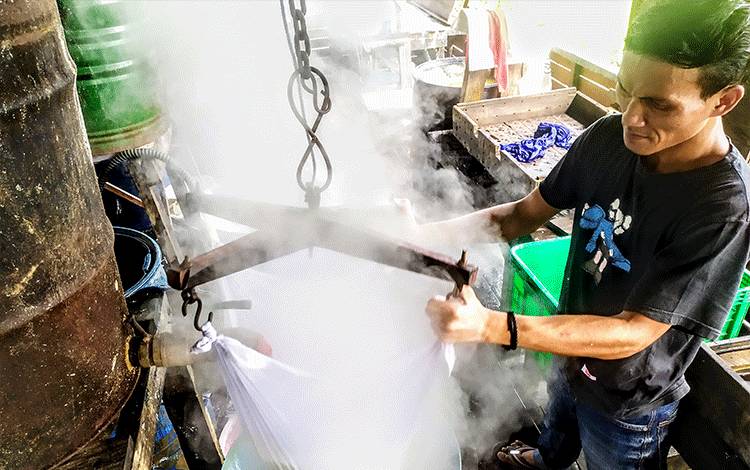 Bukan Naikkan Harga, ini yang Dilakukan Pengrajin Tahu di Sampit ketika Harga Kedelai Naik