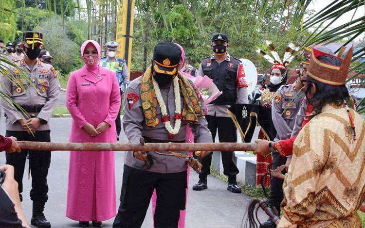 Potong Pantan Sambut Kedatangan AKBP Gatot Istantp??di Mapolres Seruyan  ?