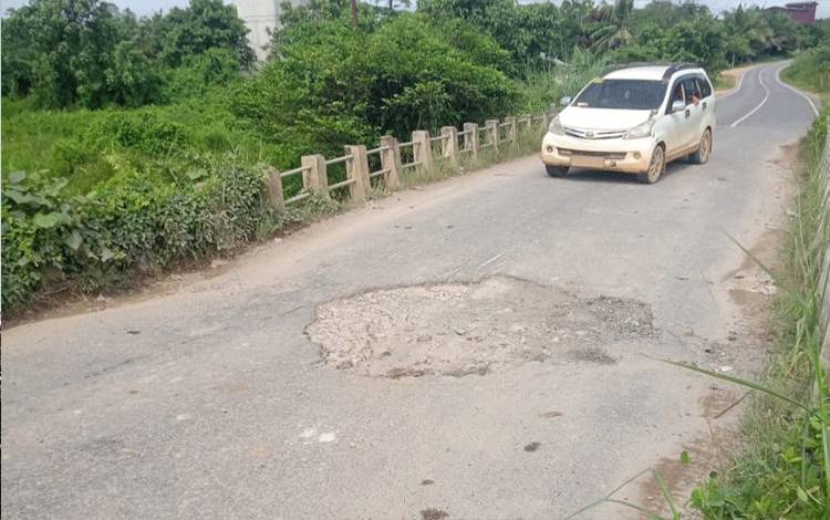 Mengkhawatirkan, Jembatan Penghubung Desa Sagu-Balai Riam Harus Segera Diperbaiki