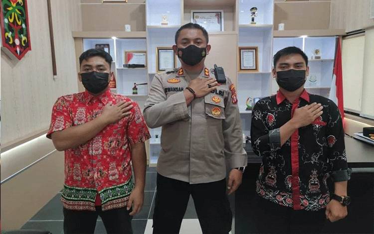Kapolres Gunung Mas? AKBP Irwansah, S.I.K bersama dengan pengurus baru KEPPMA Kabupaten Gunung Mas periode 2021-2023.