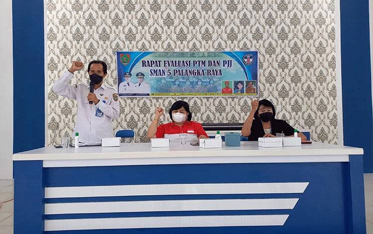 Pertahankan Disiplin, SMAN 5 Palangka Raya Gelar Rapat Evaluasi PTM dan PJJ