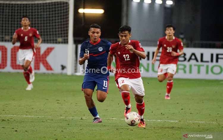 Pesepak bola Timnas Indonesia Pratama Arhan (kedua kanan) berusaha masuk ke pertahanan lawan dengan dibayangi pesepak bola Timnas Singapura Zulqarnaen Suzliman (kedua kiri) dalam pertandingan Semi Final Leg 2 Piala AFF 2020 di National Stadium, Singapura, Sabtu (25/12/2021)