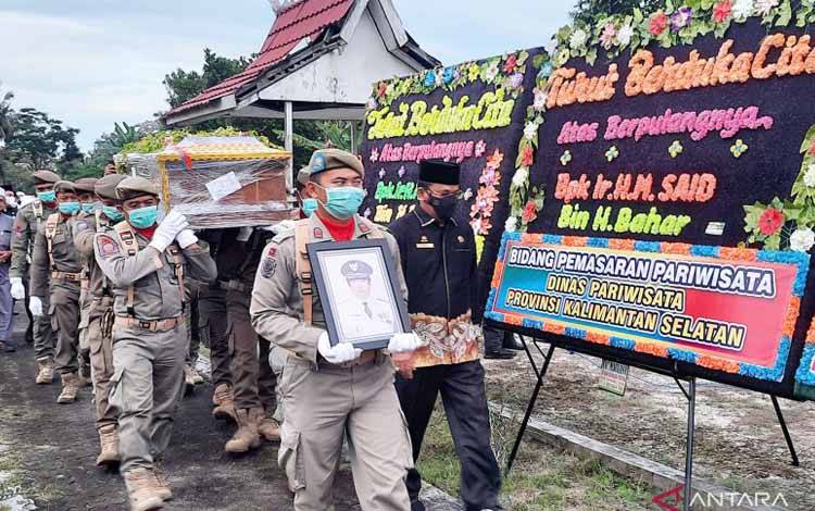 Peti jenazah almarhum Muhammad Said digotong oleh anggota Satpol PP Pemprov Kalsel saat prosesi pemakaman di Taman Makam Bahagia, Banjarbaru