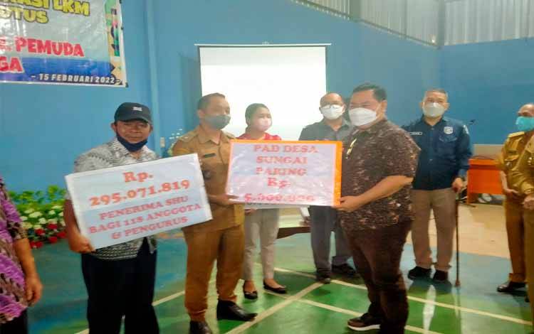 BUMDes LKM Desa Luwuk Bunter saat menyerahkan beasiswa, SHU dan PAD bagi desa yang memberikan penyertaan modal oleh Bupati Kotim
