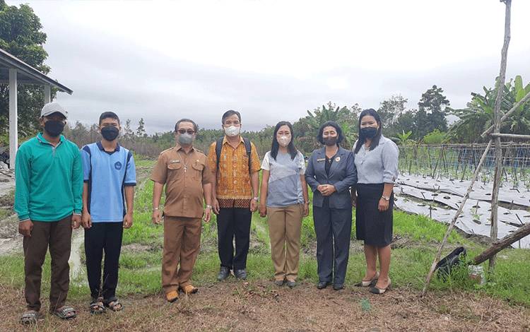 Anggota DPRD Gunung Mas Rayaniatie Djangkan (dua dari kanan) bersama dengan Kepala Dinas Pertanian, Kepala Sekolah SMKN 1 Mihing Raya, dan beberapa anak magang.