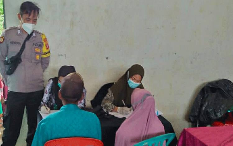 Polsek Kapuas Kuala Lakukan Pengamanan Vaksinasi Covid-19 di Desa Bandar Mekar