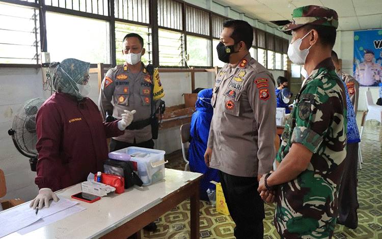 Kapolres Seruyan Semangati Nakes Saat Kegiatan Vaksinasi