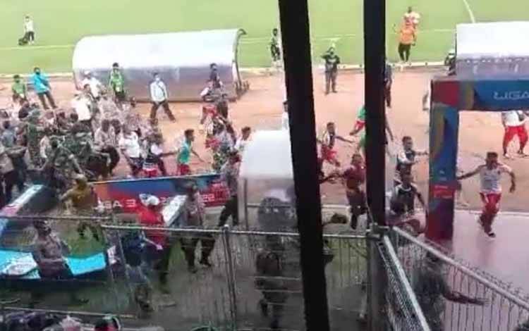 Pertandingan Persedikab Kediri Lawan Maluku FC Berakhir Ricuh