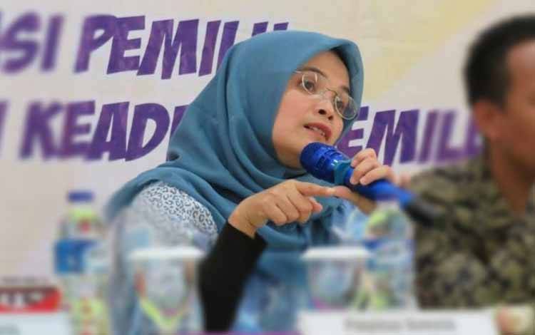Koordinator Divisi Humas dan Hubungan Antarlembaga Bawaslu Jabar Lolly Suhenty