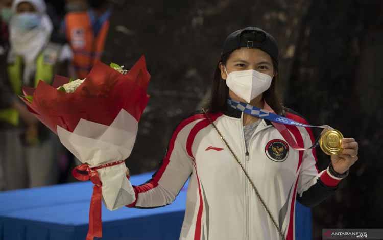 Pebulutangkis ganda putri peraih medali emas Olimpiade Tokyo 2020, Greysia Polii berpose setiba di Bandara Soekarno Hatta, Tangerang, Banten, Rabu (4/8/2021)