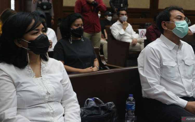 Mantan Wakil Ketua DPR Muhammad Azis Syamsuddin bersama istrinya Nurlita Zubaidah jelang pembacaan vonis terhadap Azis di pengadilan Tindak Pidana Korupsi (Tipikor) Jakarta, Kamis (17/2/2022)