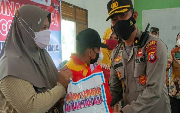 Kapolres Kapuas Salurkan Bantuan Sembako kepada Warga di Sela Tinjau Vaksinasi